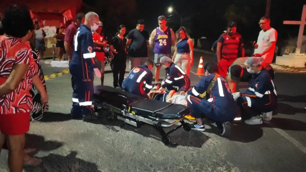 Colisão entre carro e motocicleta deixa duas pessoas feridas em cruzamento de Parnaíba