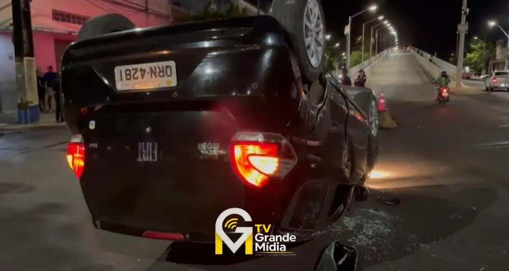 Fiat Mobi capota após colisão com outro carro em Parnaíba