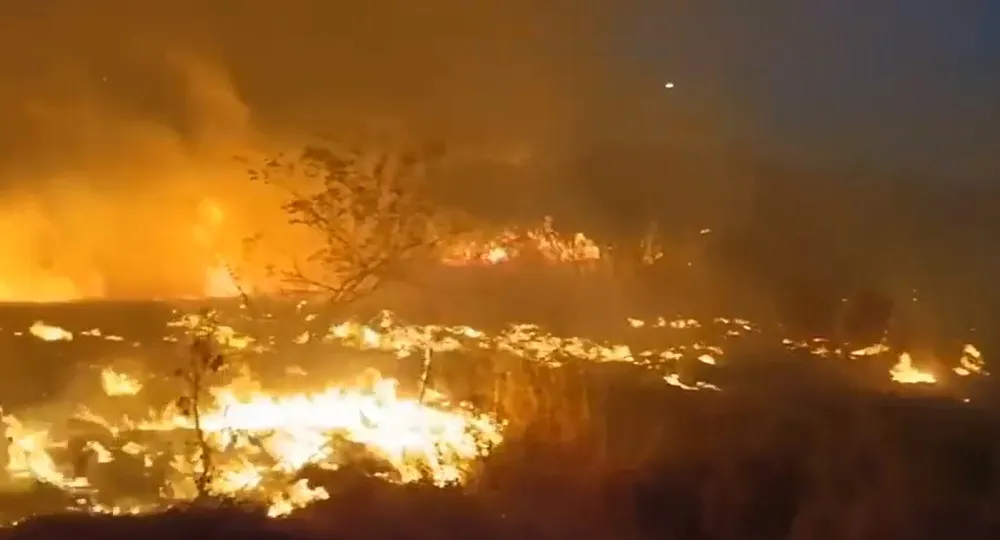 Corpo de Bombeiros combate incêndio em vegetação em São João da Canabrava