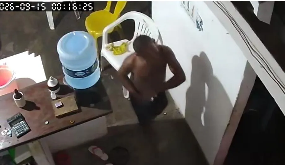 Homem é flagrado por câmeras durante furto em estabelecimento no bairro São José, em Parnaíba