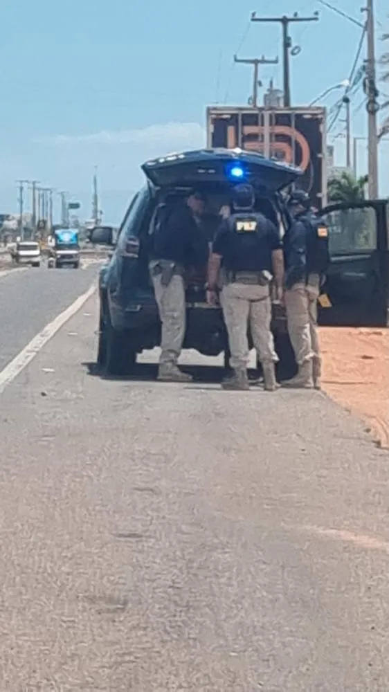 PRF intercepta carro na BR-343 e prende suspeito de furto a comércio em Buriti dos Lopes