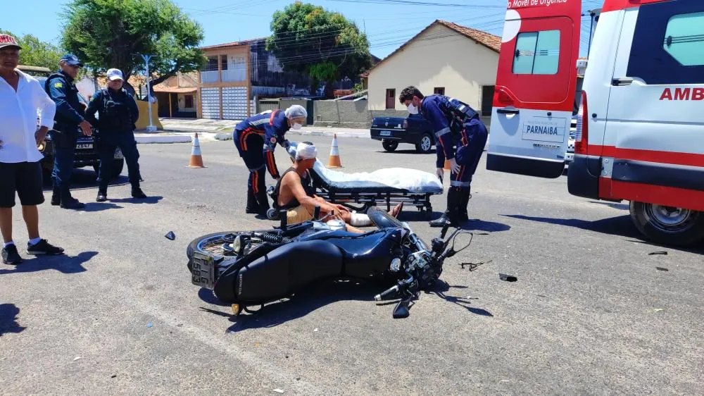 Acidente entre motocicleta e bicicleta deixa ciclista ferido em avenida de Parnaíba
