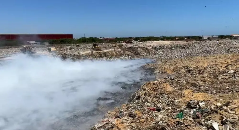 Incêndio de grandes proporções atinge lixão em Parnaíba e bombeiros recomendam evacuação preventiva