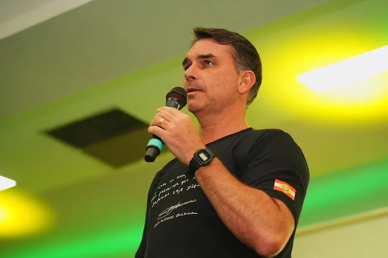 Senado: receio de desgaste eleitoral para Flávio Bolsonaro faz oposição recuar de obstrução à pauta da escala 6x1