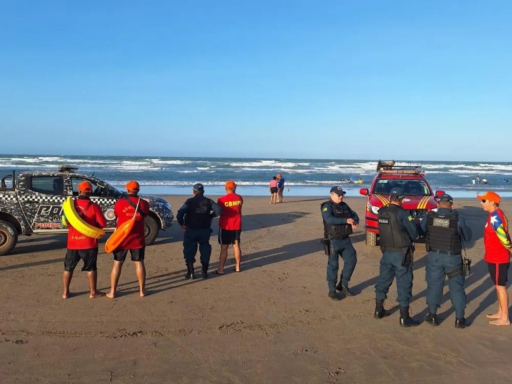 Bombeiros fazem buscas por jovem que sumiu no mar da Praia de Atalaia durante feriadão
