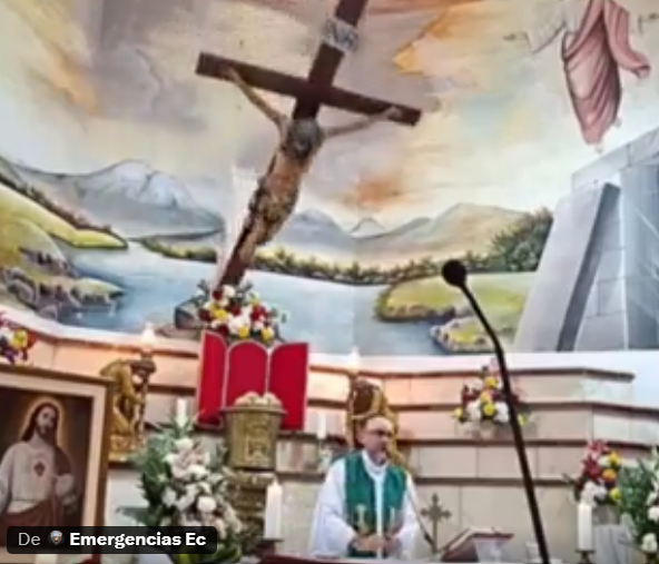 Cruz de madeira desaba durante missa ao vivo e atinge padre na cabeça; religioso não resiste