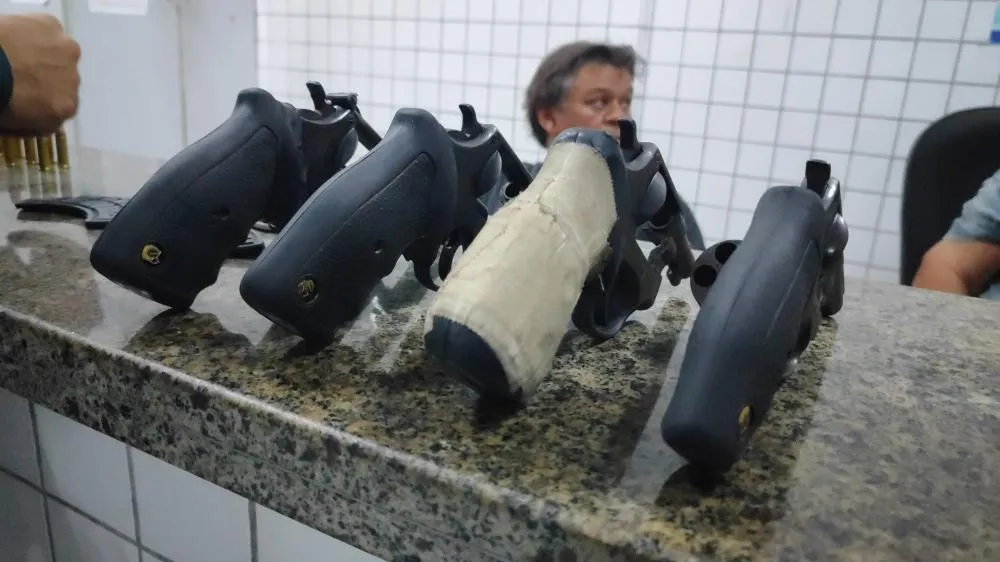 Operação policial apreende armas e drogas e prende suspeito de duplo homicídio em Luís Correia