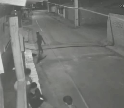 Jovem de 21 anos é executado a tiros após ser rendido e arrastado por bando armado