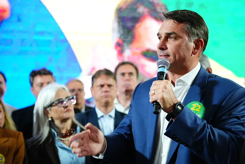 Flávio Bolsonaro entrega abertura de sigilos ao TSE e contra-ataca Lula com cobrança sobre cartão corporativo