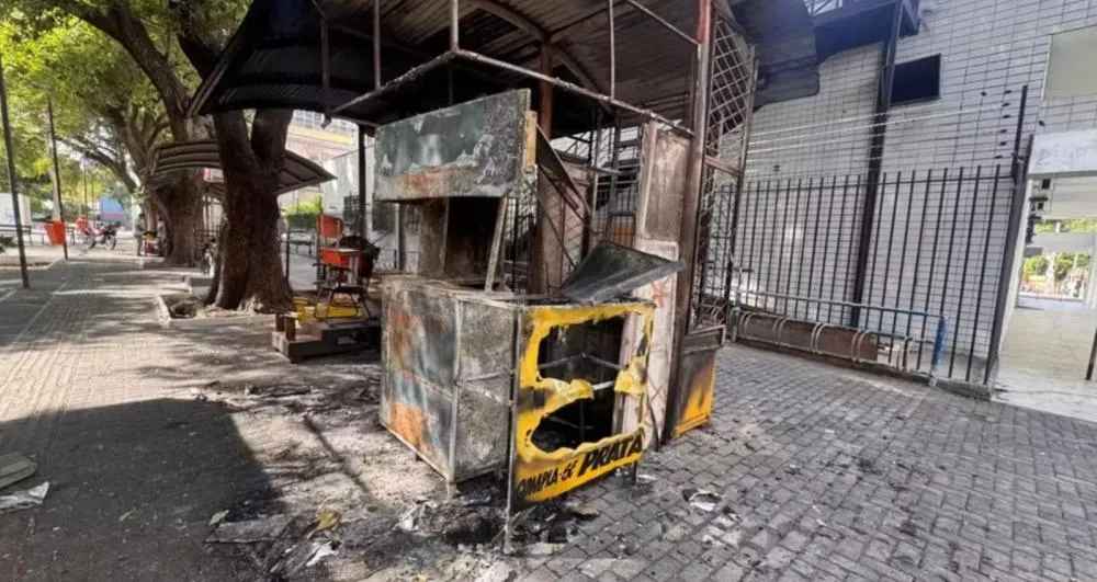 Fogo atinge praça no Centro de Teresina, consome banca de joias e mobiliza comerciante a recomeçar após 18 anos