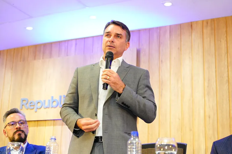 PT aciona Alexandre de Moraes e pede prisão preventiva de Flávio Bolsonaro com alerta vermelho na Interpol