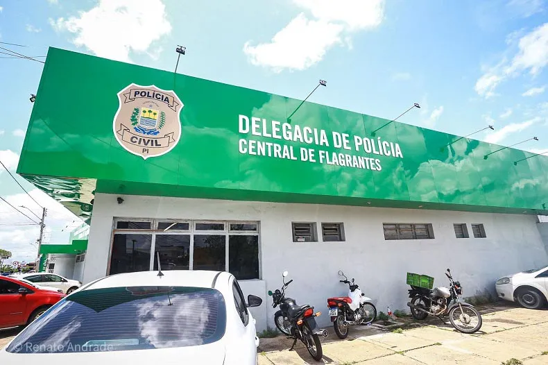 Motociclista sem placa desrespeita ordem de parada da Rocam, colide contra mureta e vai parar na delegacia em Teresina